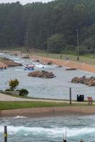 charlotte, nc, 2021 - människor som njuter av dagen på det amerikanska National Whitewater Center foto