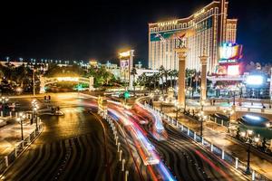 las vegas, nevada- kvällsstadsljus och gatuvyer foto