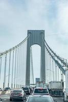 staten island, new york, 2021 - verrazzano-narrows bridge under morgontrafikens pendling foto