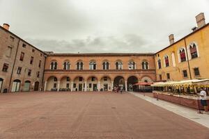 ferrara Italien 29 juli 2020 piazza kommunala i ferrara en känd fyrkant i de historisk stad Centrum av de italiensk stad foto