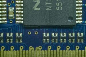 svetsning av en mikroprocessor foto