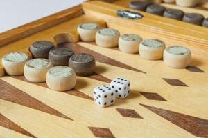 trä- backgammon styrelse med tärningar närbild foto