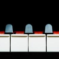 piano nycklar främre se på en svart bakgrund, närbild foto