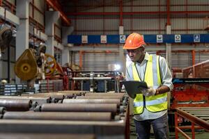 afrikansk amerikan industriell arbetstagare är kontroll uppstart värde av metall ark rulla formning maskin inuti tak fabrik för säkerhet industri konstruktion foto
