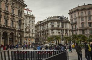 milan Italien 10 Mars 2020 detalj av de piazza del duomo i milan med människor promenader sv masse på de fyrkant foto