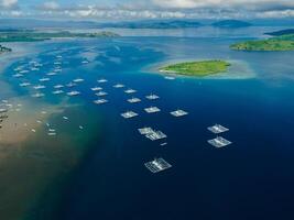 lokal- fiske båtar i blå hav nära sumbawa. Drönare se. foto