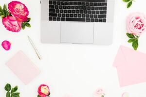 kontor skrivbord med bärbar dator, ro och rosa dagbok på vit bakgrund. platt lägga. topp se. frilans begrepp med kopia Plats foto