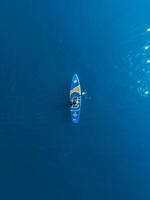 Maj 20, 2022. dalaman, Kalkon. kvinna på stå upp paddla styrelse på blå hav. kvinna gående på supera styrelse i hav. antenn se foto