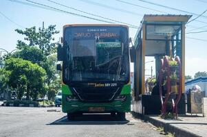 en offentlig transport stad buss kallad trans jatim som kommer sluta på buss stannar eller skyddsrum, Indonesien, 16 Maj 2024. foto