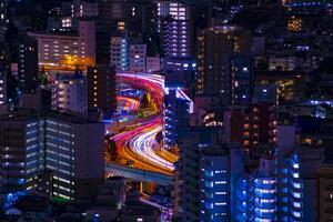 en natt motorväg på de urban stad i tokyo lång skott foto