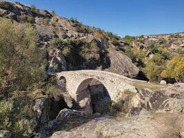 pittoresk sten bro nära de by av zovic på en solig höst dag, mariovo, macedonia foto