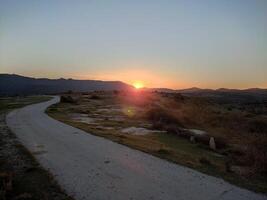 Land väg på solnedgång i mariovo, macedonia foto