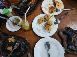 en familj middag fest på en biff restaurang i surakarta, indonesien foto