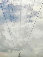 kraft kabel- på de blå himmel tycka om en bro foto