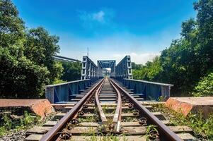 en stor stål fackverk bro för en enda Spår järnväg i indonesien foto
