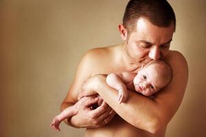 närbild porträtt av ung far innehav hans nyfödd bebis. fäder dag Semester, kärlek, vård begrepp. foto