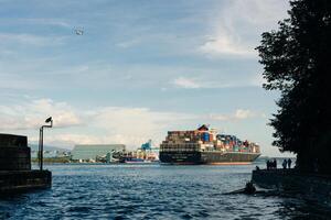 behållare fartyg på kommersiell docka - hamn av vancouver, brittiskt columbia, kanada - sep, 2019 foto