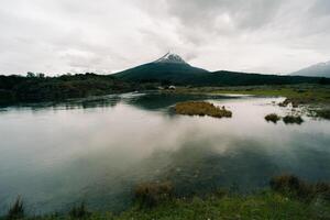 sjö i bahia lapataia mitt i bergen på tierra del fuego foto