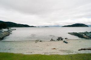 sjö i bahia lapataia mitt i bergen på tierra del fuego foto