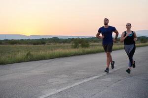 dynamisk duo. redo för kondition par omfamnar förtroende och förberedelse för kommande maraton foto