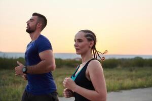 dynamisk duo. redo för kondition par omfamnar förtroende och förberedelse för kommande maraton foto