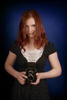 ung kvinna med gammal kamera foto