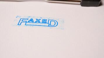 7 Foto av blå faxas stämpel inskrift på vit papper