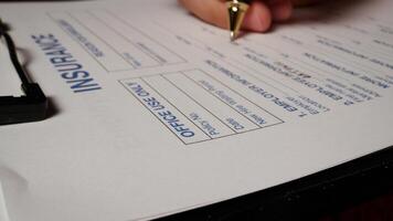 7 Foto latinamerikan manlig hand fyllning ut skrivning signatur försäkring kontrakt form