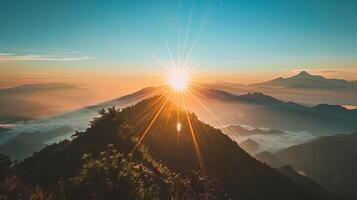 Fantastisk landskap av Sol stiga från de topp av berg foto