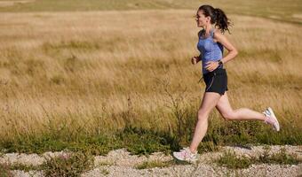 solo- kliva. fast besluten idrottare kvinna går ombord på kondition resa för maraton förberedelse. foto