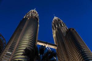 Maj 25, 2024. kuala lumpur, malaysia. tvilling torn i kl Centrum. skyskrapor med natt himmel foto