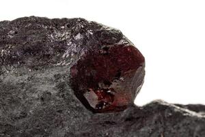 makro mineral sten granat i sten på en vit bakgrund foto