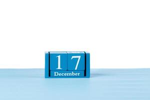 trä- kalender december 17 på en vit bakgrund foto