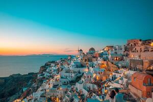 fantastiskt solnedgångslandskap av berömda rese- och semestermål. lyxigt sommaräventyrskoncept. underbar utsikt över byn Oia, Santorini, Grekland. hotell med pooler och fantastisk arkitektur foto