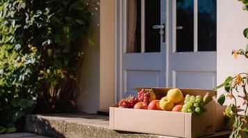 mat leverans, post service och uppkopplad matvaror handla, frukt låda med färsk organisk frukt från en lokal- bruka på en hus tröskel i de landsbygden, foto