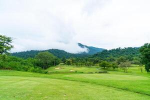 grön med sand bunkrar på golf kurs foto