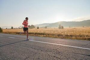fast besluten gryning. självsäker och motiverad idrottare går ombord på soluppgång springa. foto
