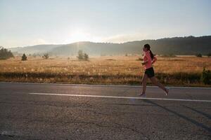 fast besluten gryning. självsäker och motiverad idrottare går ombord på soluppgång springa. foto