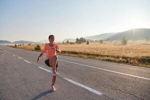 fast besluten sträcka. atletisk kvinna omfamnar efterkörning flexibilitet i natur. foto
