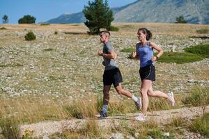 dynamisk duo. redo för kondition par omfamnar förtroende och förberedelse för kommande maraton foto