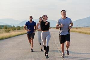 en grupp av vänner hävdar en friska livsstil förbi löpning utomhus på en solig dag, bindning över kondition och njuter de energigivande effekter av övning och natur foto