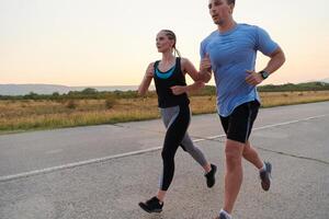 dynamisk duo. redo för kondition par omfamnar förtroende och förberedelse för kommande maraton foto