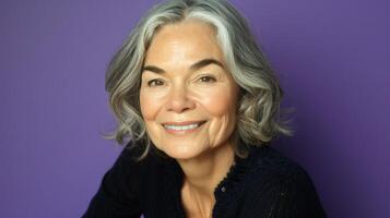 äldre kvinna med grå hår leende foto