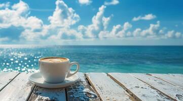 kaffe kopp på tabell utsikt hav foto