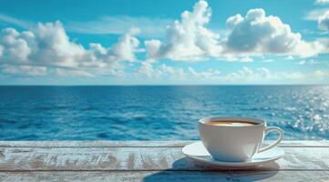 kaffe kopp på tabell utsikt hav foto