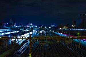 en tåg på ueno station på natt bred skott lång exponering foto