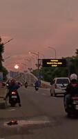 de atmosfär av en motorväg i de stad med motorcyklar och bilar foto