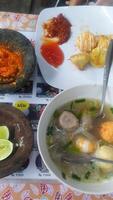 indonesiska mat köttbullar i en skål foto