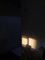 Foto av ljus kommande i från de fönster av en hus