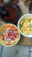 indonesiska Rujak frukt med chili sås eras i en skål foto